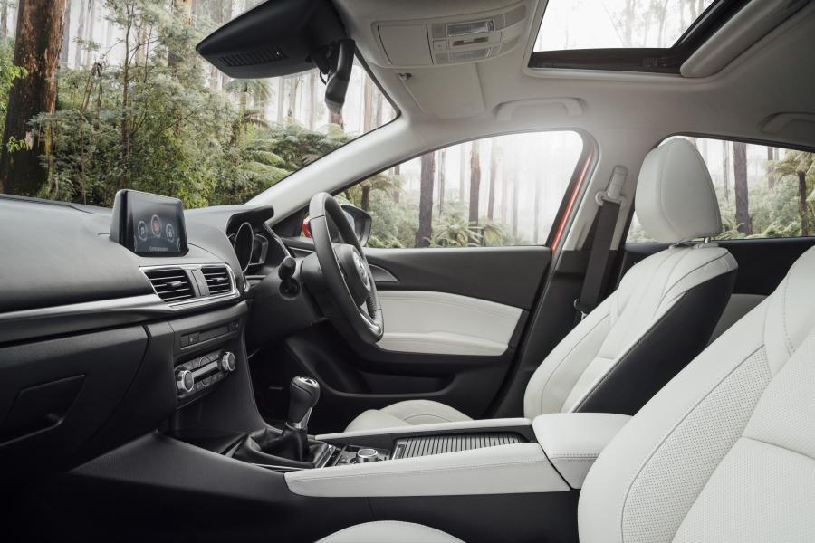 Интерьер Mazda3 SP25 Astina Hatchback 2016 года  (AU) (фото 19 из 22)